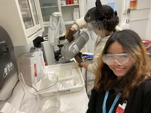 Halley Le ’25 in the lab.