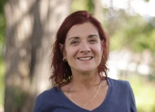 Donna Clifford headshot